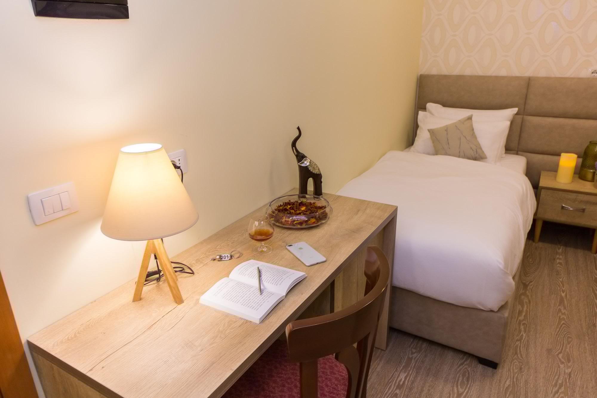Hotel Baron Тирана Экстерьер фото