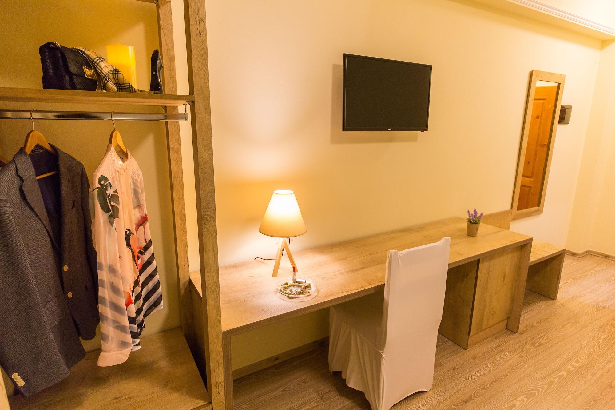 Hotel Baron Тирана Экстерьер фото