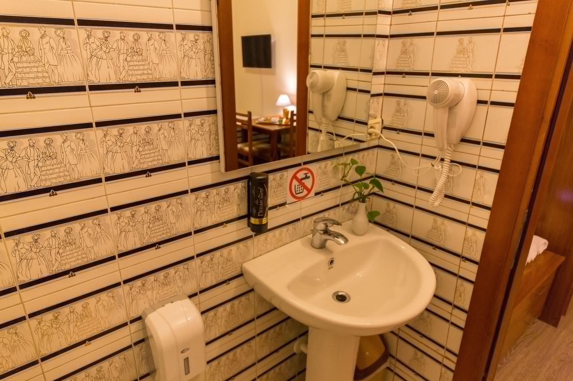 Hotel Baron Тирана Экстерьер фото