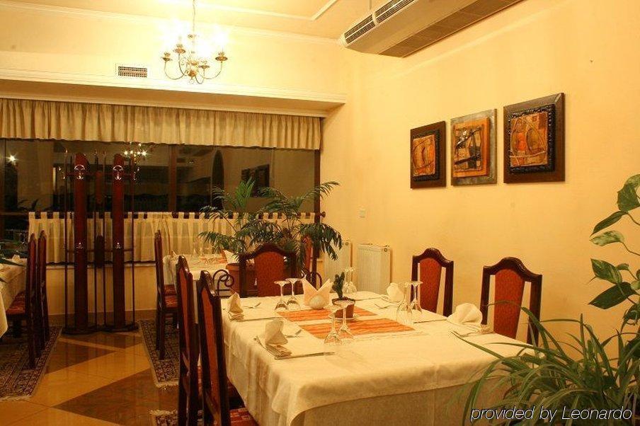 Hotel Baron Тирана Ресторан фото