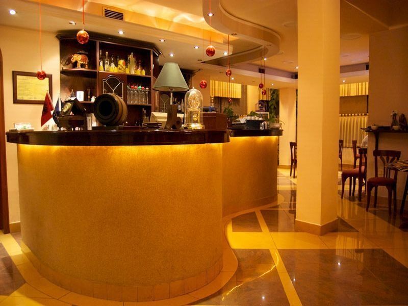Hotel Baron Тирана Ресторан фото