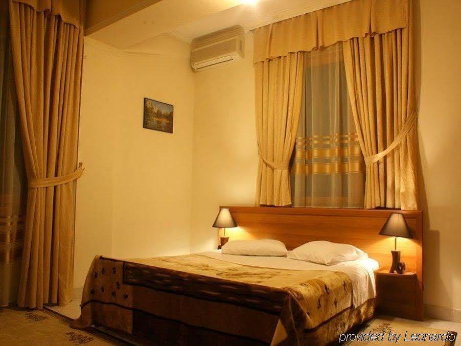 Hotel Baron Тирана Экстерьер фото