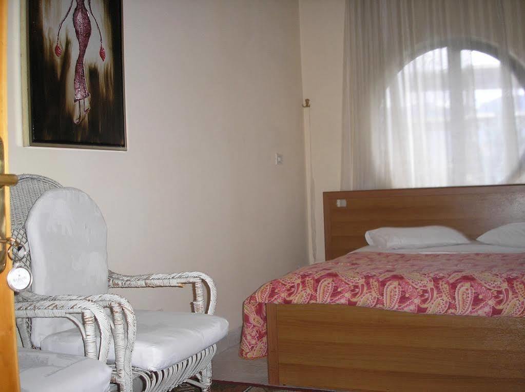 Hotel Baron Тирана Экстерьер фото